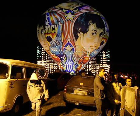pohled na balon na kterém je Rocky Balboa a muže kolem