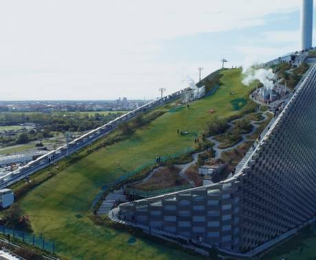 futuristická budova s parkem na střeše