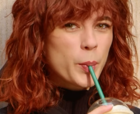 Anna pije frappuccino