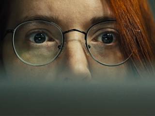 přiblížení na oči ženy, vypadá překvapeně