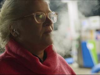 žena z profilu hledící před sebe