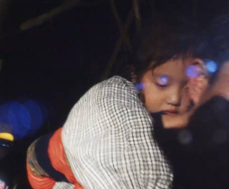 malé dítě leží na zádech muže