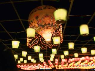 pohled na mnoho světelných horkovzdušných balonů